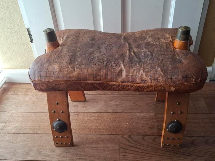 Antiek Kamelenzadel Krukje Vintage voetenbankje, Huis en Inrichting, Banken | Voetenbanken en Poefen, Gebruikt, Minder dan 50 cm