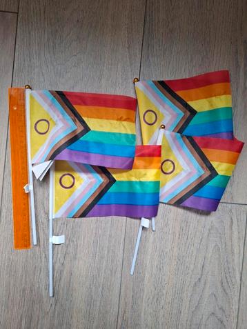 Regenboog zwaaivlaggetjes 4 stuks beschikbaar voor biedingen