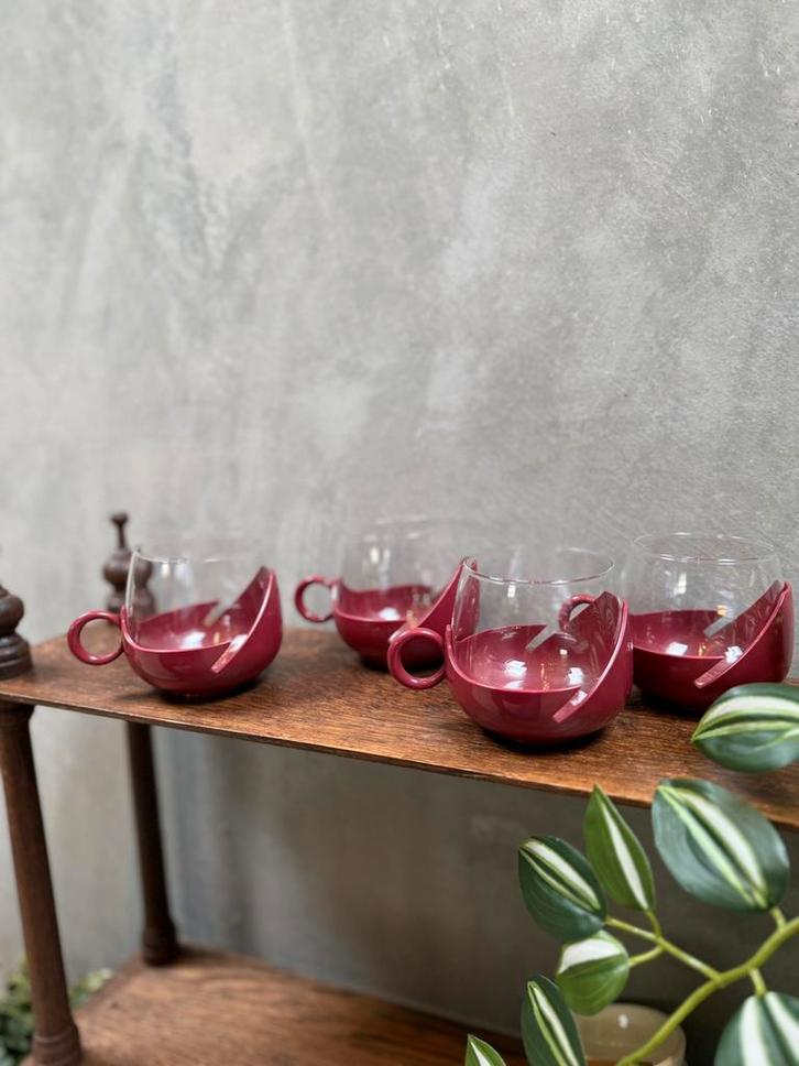 Retro theeglazen in bordeaux rode plastic houder, Huis en Inrichting, Keuken | Servies, Zo goed als nieuw, Glas of Glazen, Overige stijlen