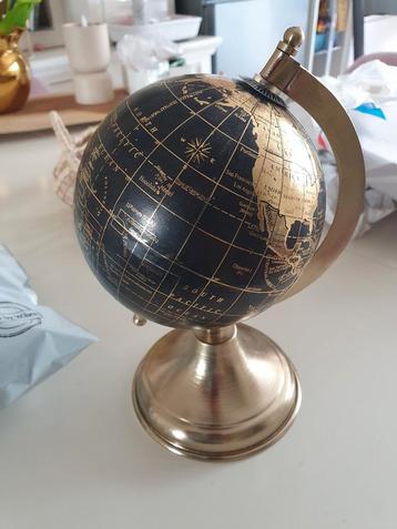 Zwarte Wereldbol met Gouden Details beschikbaar voor biedingen