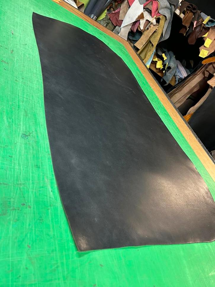 Zwarte patina-vintage tuigleer 2,5-3 mm dikte half soepel, Hobby en Vrije tijd, Stoffen en Lappen, Zo goed als nieuw, Leer of Kunstleer