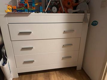 Witte commode van Bopita. beschikbaar voor biedingen