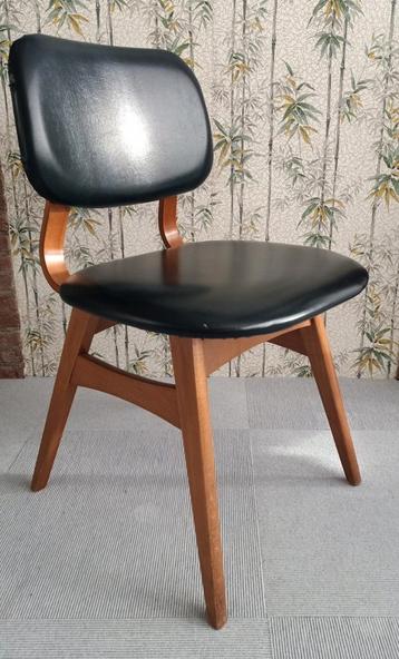 Mid-century eetkamerstoel. Hout en zwart kunstleer. beschikbaar voor biedingen