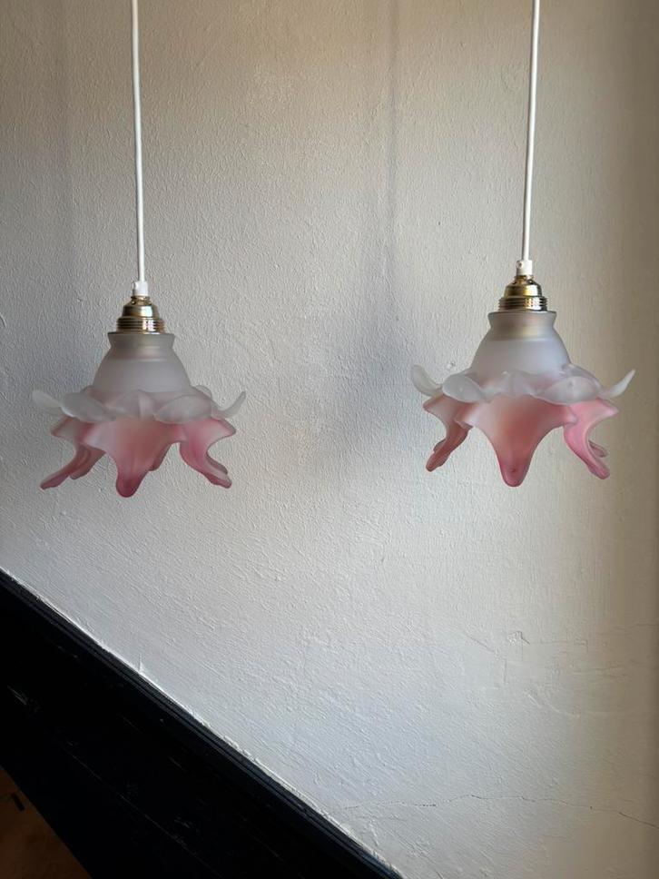 Roze vintage set 2 roos roze glazen hanglamp sierlijk bloem, Huis en Inrichting, Lampen | Hanglampen, Zo goed als nieuw, Minder dan 50 cm