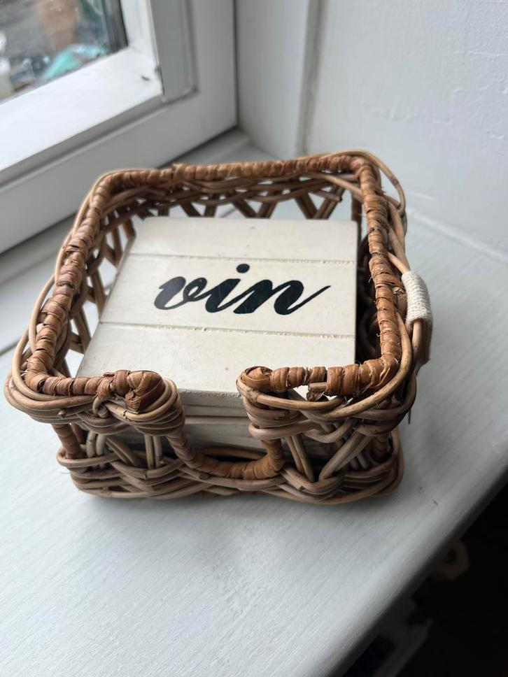 Riviera maison  Onderzetters in Rotan Mandje, Huis en Inrichting, Woonaccessoires | Onderzetters, Zo goed als nieuw, Glas of Kopje