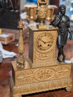 Antieke Franse vuurvergulde bronzen pendule 44 cm hoog. €410, Antiek en Kunst, Antiek | Klokken, Ophalen
