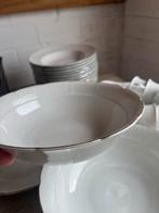Thun Servies 12 persoons (minus 1 kopje/schotel), Ophalen, Zo goed als nieuw, Overige stijlen, Porselein