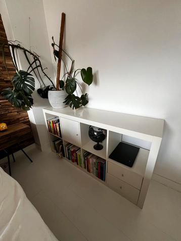 Boekenkast met lades en deurtje beschikbaar voor biedingen