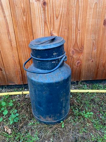 Oude melkbus, donkerblauwe melkbus, blauwe melk bus beschikbaar voor biedingen