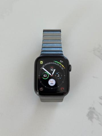 Apple Watch 4 zgan met originele band van    beschikbaar voor biedingen