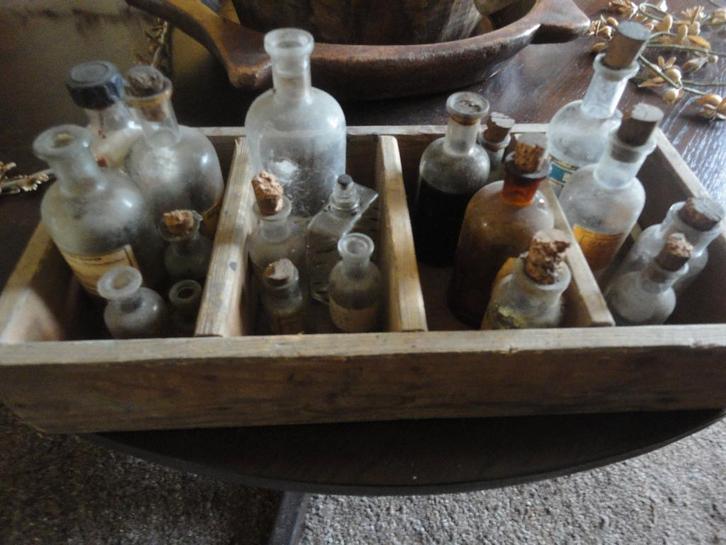 oud HOUTEN KISTJE + ca. 19 antieke APOTHEKERSFLESJES, Antiek en Kunst, Antiek | Woonaccessoires, Ophalen of Verzenden