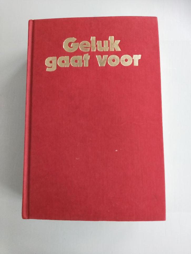 Boek Geluk gaat voor - een romanvierling, Boeken, Romans, Zo goed als nieuw, Nederland, Ophalen of Verzenden