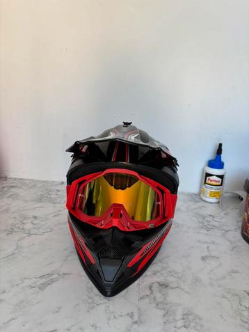 Rode brommer/cross helm. beschikbaar voor biedingen