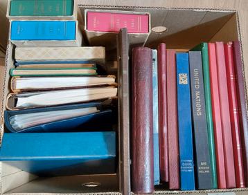 Uitxzoek doos o.a albums postzegels wereld plus divers beschikbaar voor biedingen