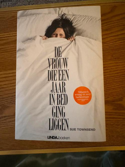 Sue Townsend - De vrouw die een jaar in bed ging liggen, Boeken, Literatuur, Zo goed als nieuw, Nederland, Ophalen of Verzenden