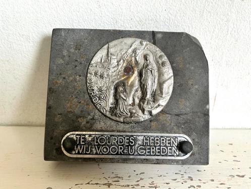 Antieke plaquette steen Lourdes grotten, Antiek en Kunst, Antiek | Religie, Ophalen