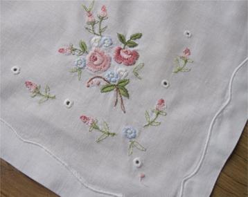 Fraai kleedje met pastelkleurige, geborduurde bloemen beschikbaar voor biedingen