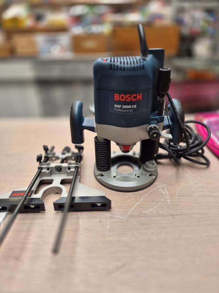 Bosch Bovenfrees - GOF 2000 CE Professional, Doe-het-zelf en Verbouw, Gereedschap | Freesmachines, Zo goed als nieuw, Elektrisch