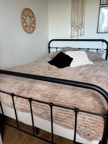 Bedframe zwart metaal 140x200 Leen Bakker + lattenbodem beschikbaar voor biedingen