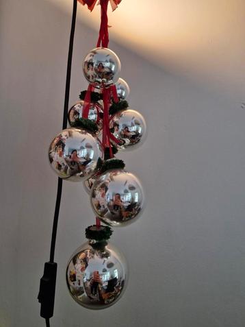 Trosje kerstballen beschikbaar voor biedingen