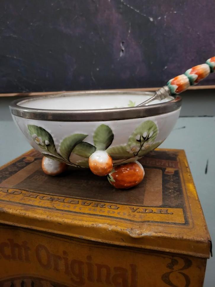 Antieke aardbeien serveerschaal met lepel, Antiek en Kunst, Antiek | Keukenbenodigdheden, Ophalen of Verzenden