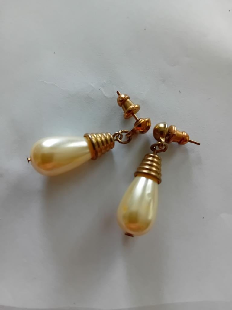 Pareloorbellen. Ze zijn 2cm lang en parel 1.5cm., Ophalen of Verzenden, Wit, Overige materialen