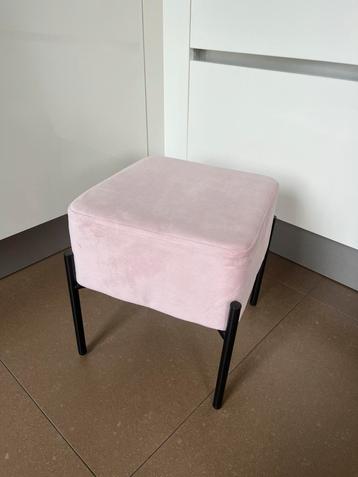 Roze velvet kruk met zwart metalen poten poef voetenbankje beschikbaar voor biedingen