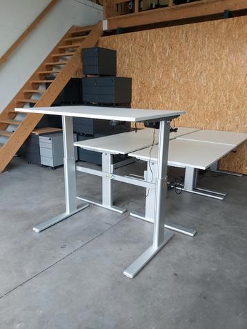 Elektrische  verstelbare zit-sta bureaus 