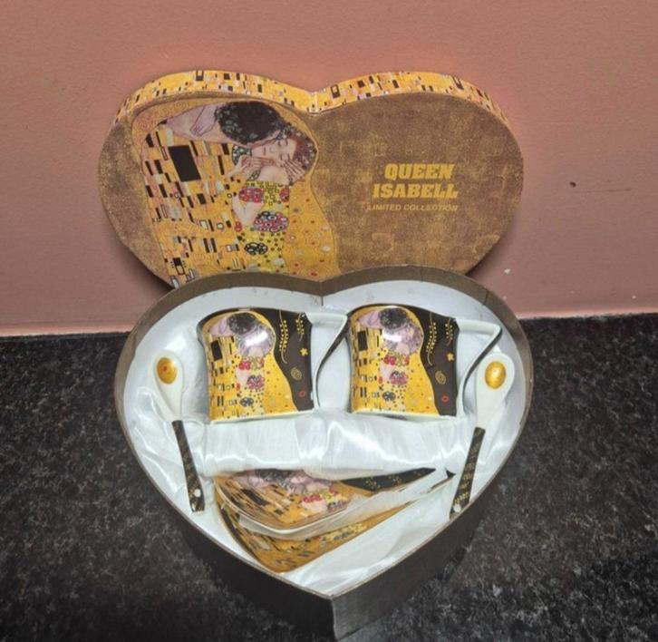 Gustav Klimt - Queen Isabell - twee mokken 'de Kus', Antiek en Kunst, Antiek | Keramiek en Aardewerk, Ophalen of Verzenden