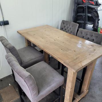 Hoge tafel met 4 hoge stoelen beschikbaar voor biedingen