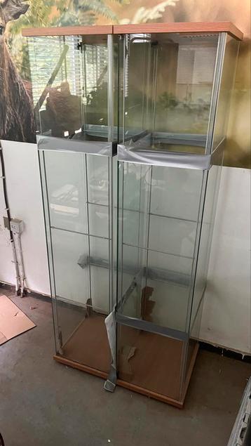 IKEA vitrines 2x in nette staat. beschikbaar voor biedingen