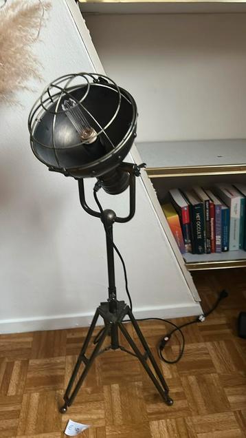 Industriële vloerlamp beschikbaar voor biedingen