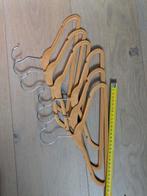 6 velours kledinghangers beige/camel, Ophalen, Zo goed als nieuw, Hout