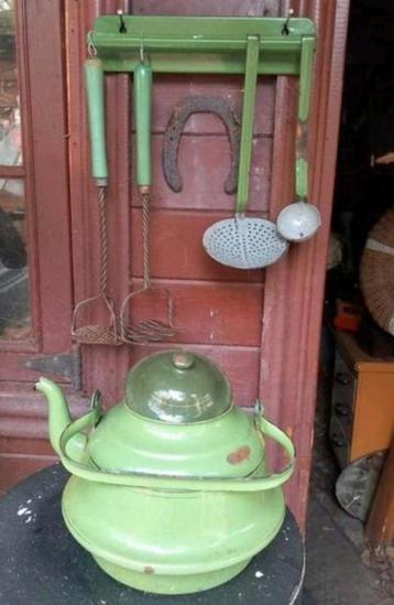 Groen emaille lepelrek, keukenrek.

30 cm breed.

 beschikbaar voor biedingen