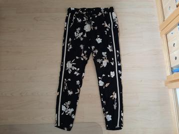 Zomerbroek zwart met bloemen Saint Tropez maat L beschikbaar voor biedingen