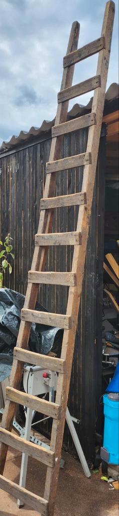 Ouderwetse houten ladder beschikbaar voor biedingen