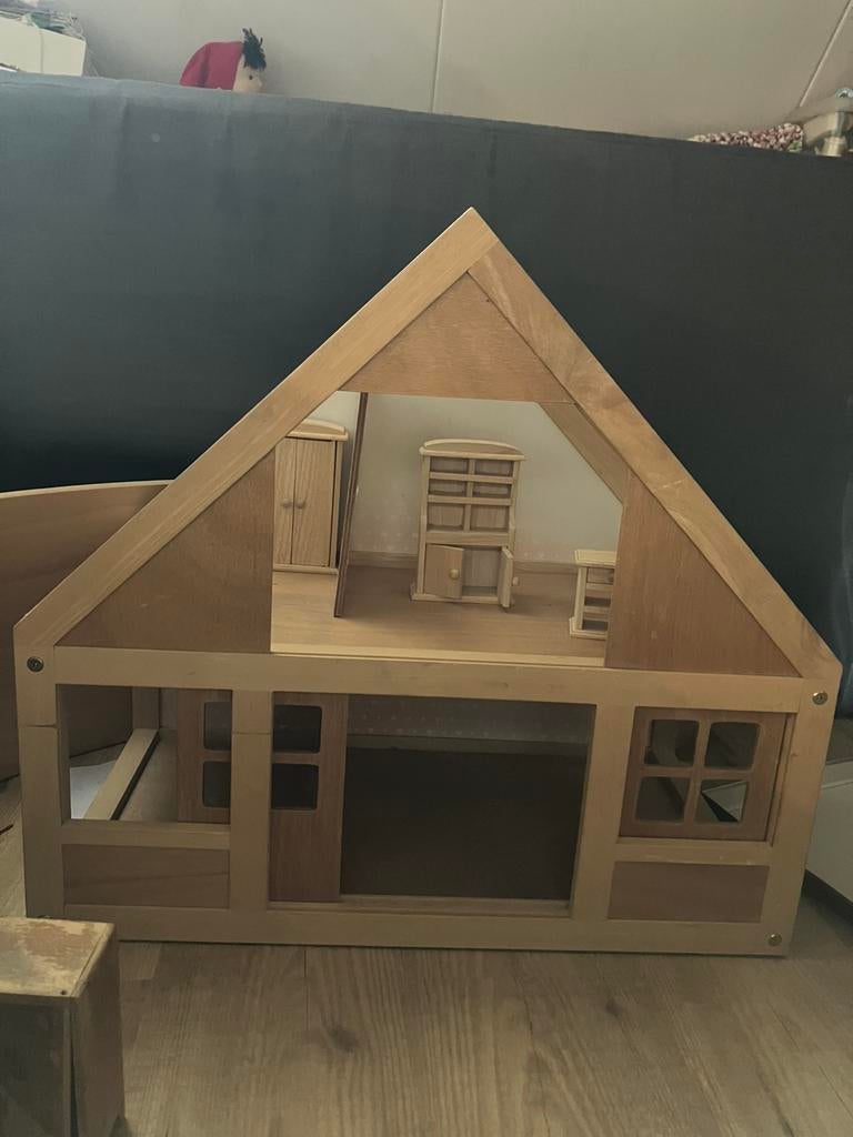 Houten poppenhuis + houten meubeltjes en evt beertjes, Ophalen of Verzenden, Gebruikt, Poppenhuis