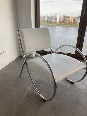 Moderne witte relaxstoel beschikbaar voor biedingen