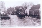 Foto Oostkapelle inundatie 1945 met Dukw's Oude Domburgseweg, Verzamelen, Ansichtkaarten | Nederland, Ophalen of Verzenden, 1940 tot 1960