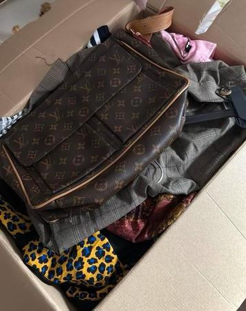 Verhuisdoos met kleding beschikbaar voor biedingen