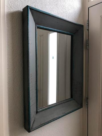 Rechthoekige houten spiegel beschikbaar voor biedingen