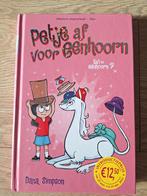 Dana Simpson - Petje af voor eenhoorn, Boeken, Dana Simpson, Ophalen of Verzenden, Fictie algemeen, Zo goed als nieuw