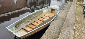 Grachten sloep. Stalenboot stalensloep.  beschikbaar voor biedingen