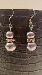 Grijze oorbellen met grijze parels en strass, Sieraden, Tassen en Uiterlijk, Oorbellen, Overige materialen, Hangers, Nieuw, Ophalen of Verzenden