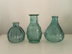 Vaasje flesje petrol groen-blauw glas reliëf diverse vormen, Huis en Inrichting, Woonaccessoires | Vazen, Ophalen of Verzenden