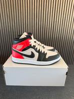 Air Jordan 1 Mid Newsprint Light Orewood Brown - Maat 37.5, Kleding | Dames, Schoenen, --, Bruin, Nike, Nieuw