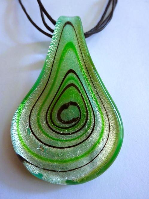 Groene glas kettinghanger druppel-vormig met spiraal streep, Sieraden, Tassen en Uiterlijk, Kettinghangers, Zo goed als nieuw