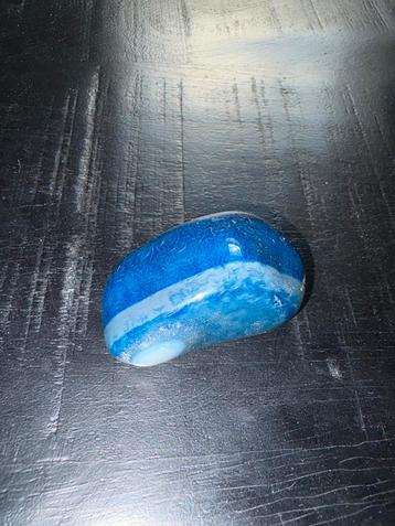 Blauw agaat steentje beschikbaar voor biedingen