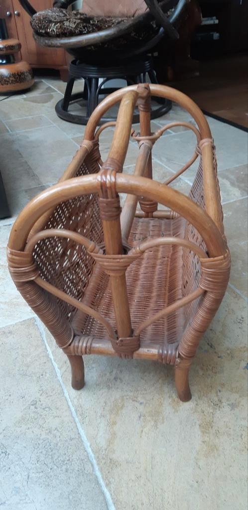 Vintage rotan tijdschriftenrek met hartdetail, Huis en Inrichting, Woonaccessoires | Krantenbakken en Lectuurbakken, Gebruikt