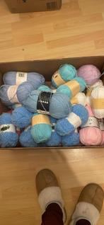 Doos met 32 nieuwe bollen, Hobby en Vrije tijd, Breien en Haken, Ophalen of Verzenden, Zo goed als nieuw, Breien of Haken, Wol of Garen